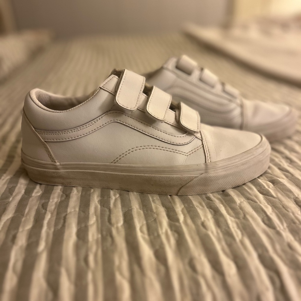 White velcro strap vans
In good condition